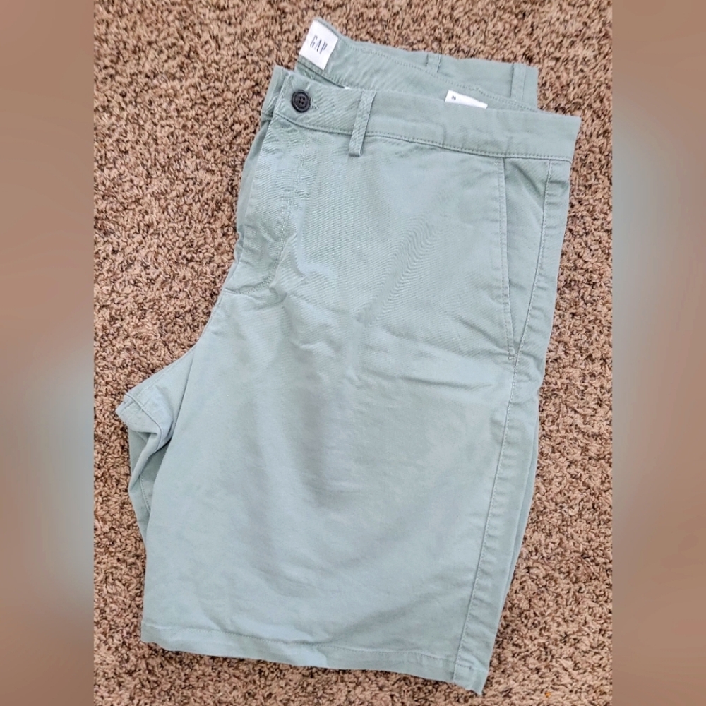 GAP KHAKI SHORTS